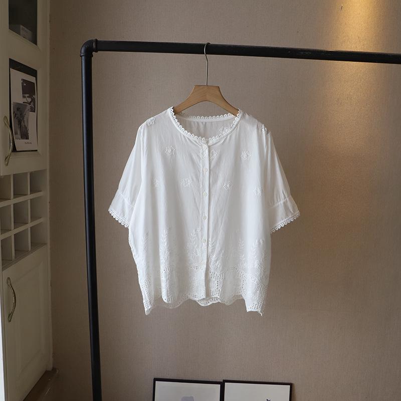 

Новая летняя блузка 2025 года большого размера с кружевными вырезами и вышивкой, с круглым вырезом и короткими рукавами - корейский стиль для женщин One Size белый