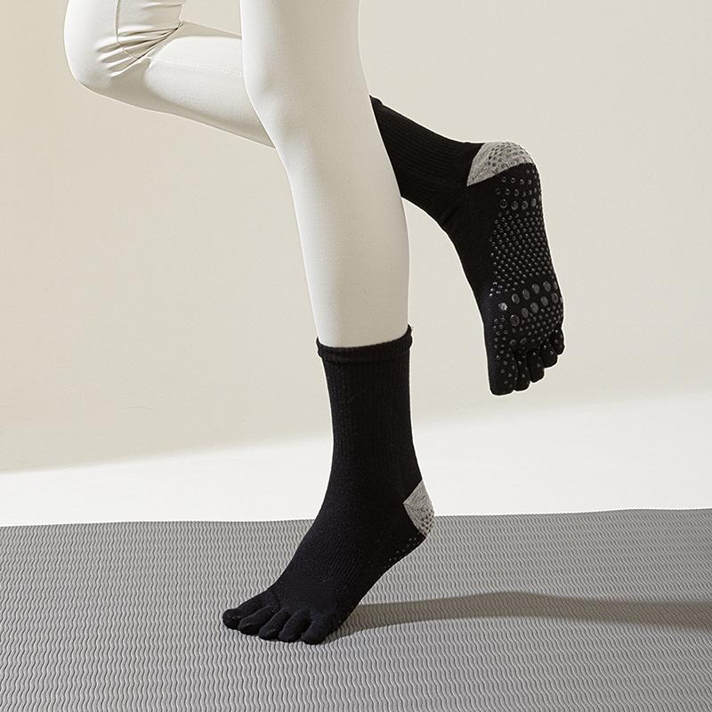 

Women s Mid-Length Non-Slip Pilates Yoga Five-Toe Socks - Sweat-Absorbent, Breathable, Color Block One Size чёрный