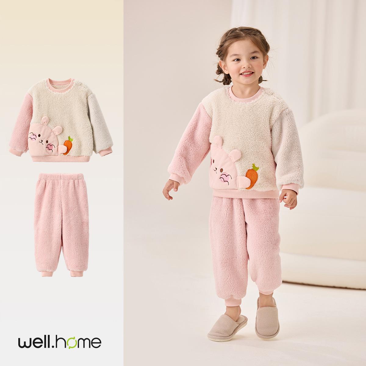 

Пижамный комплект из кораллового флиса Wilberu Kids — теплая, плотная домашняя одежда для мальчиков и девочек, идеально подходит для осени и зимы. Top 80/48 Pants 80/47