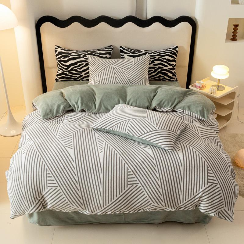 Cute Cartoon Strawberry Printed Duvet Cover Coral Fleece Autumn Winter Bed 4 Piece Set Wear Resistant Machine Washable Bedding