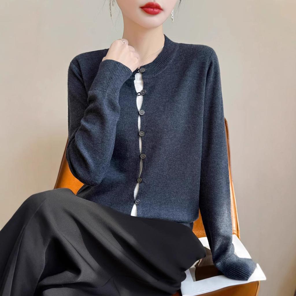 A New Gentle and Laid-back Top for Women In Early Spring with A Knitted Base Cardigan