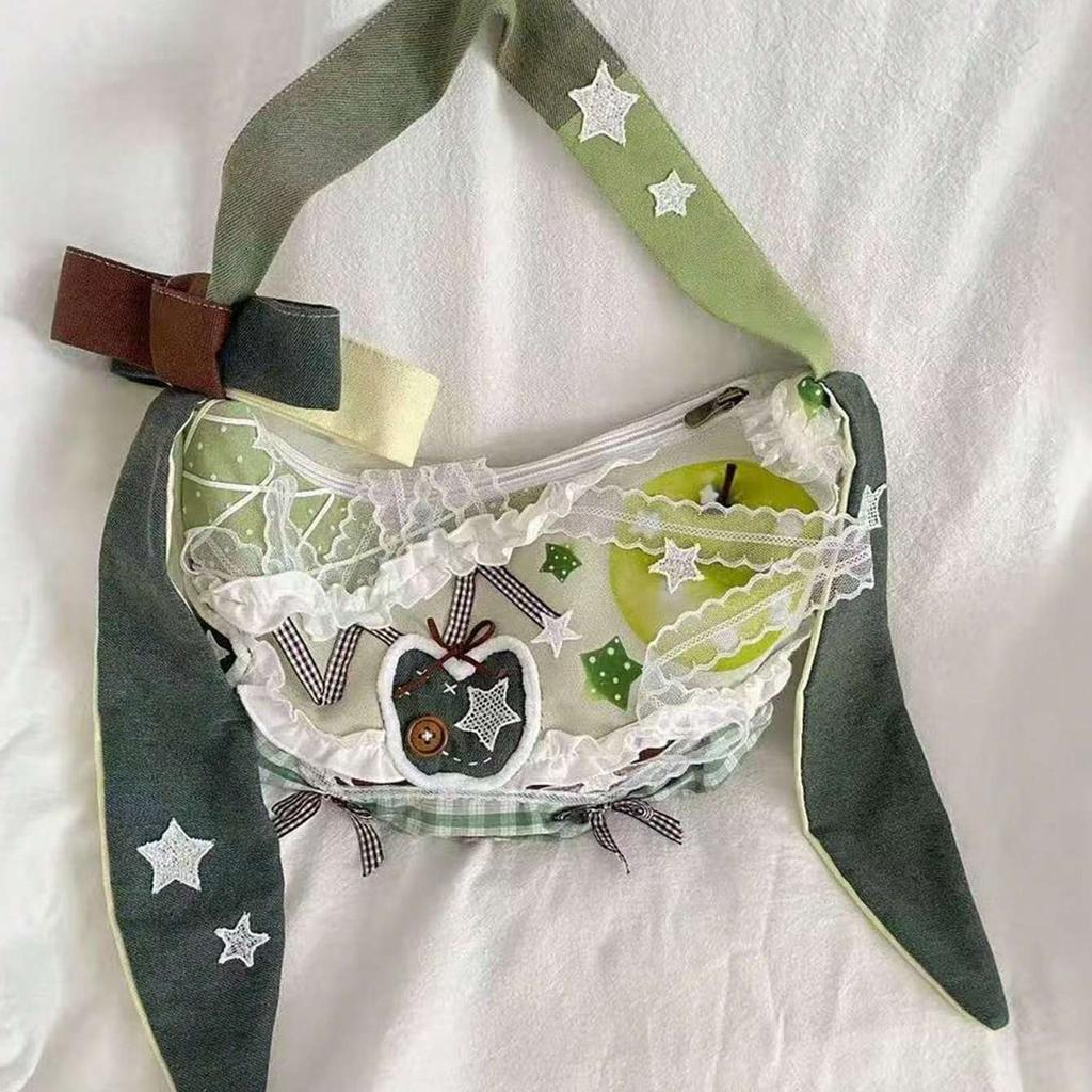 Grüne Apfelknödel, kombiniert mit einer schultertaschen-tote-bag im entspannten Stil mit spitzenmuster und passender farbe