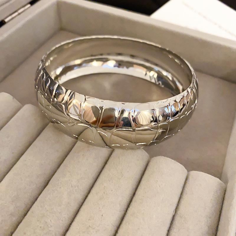 

Irregular smooth metal bracelet, simple bracelet, exaggerated jewelry.