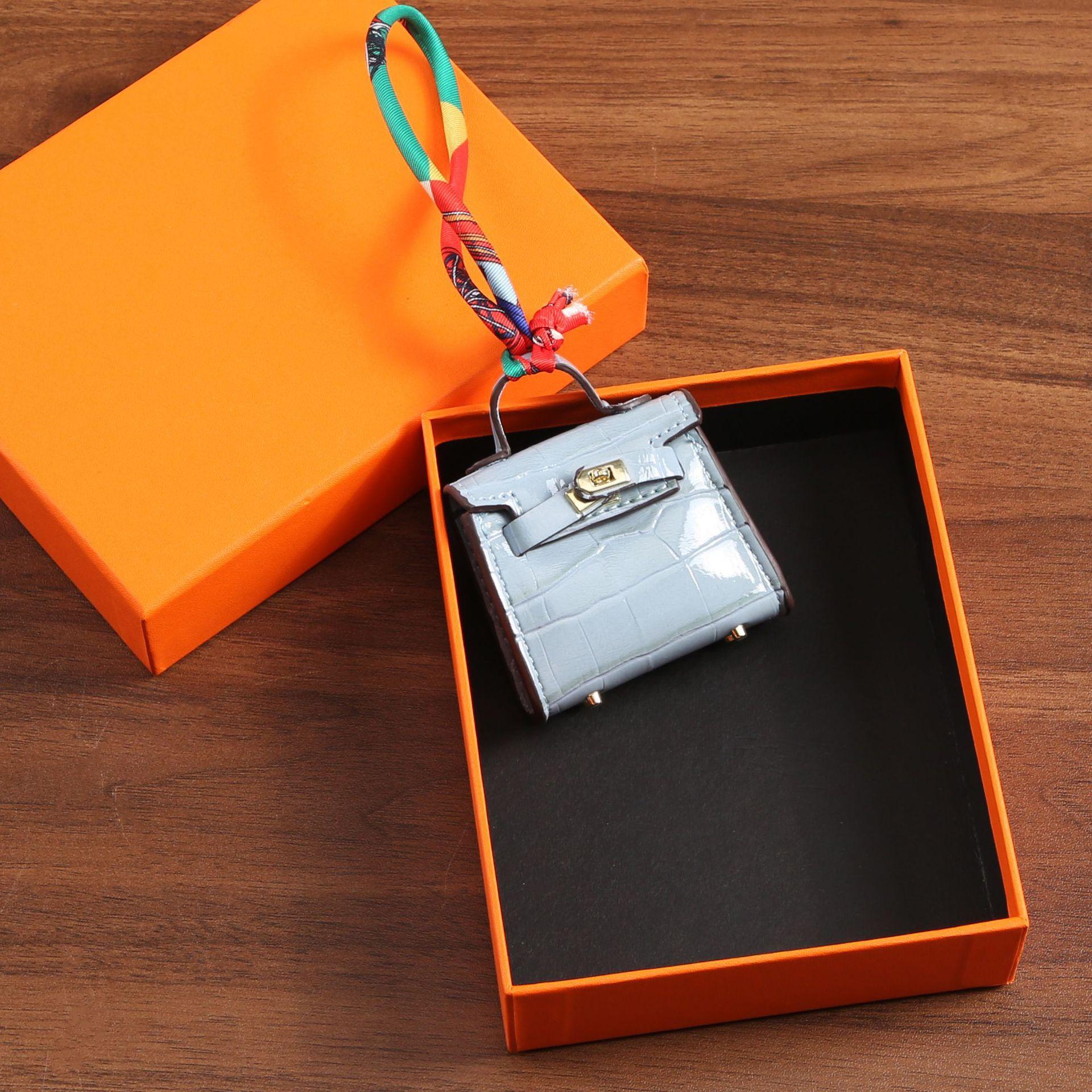 

Мини-сумка с крокодиловым узором, изысканная сумка для мелочи, красный конверт, женская сумка, подвесное украшение, высококачественный автомобильный брелок 6x8x2.5 светло-синий