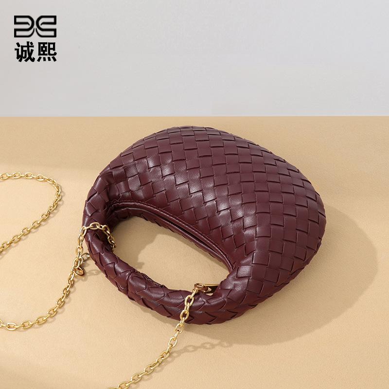 Stylish solid color hand-carried women's bag, simple and trendy handwoven bag, shoulder messenger bag.