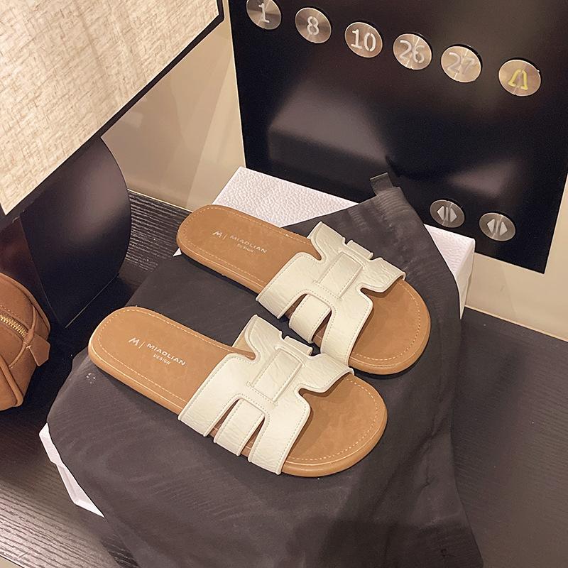 Flat-bottomed slippers women's outerwear 2025 summer fashion beach sandals versatile Internet celebrity temperament one word sandals women's trend