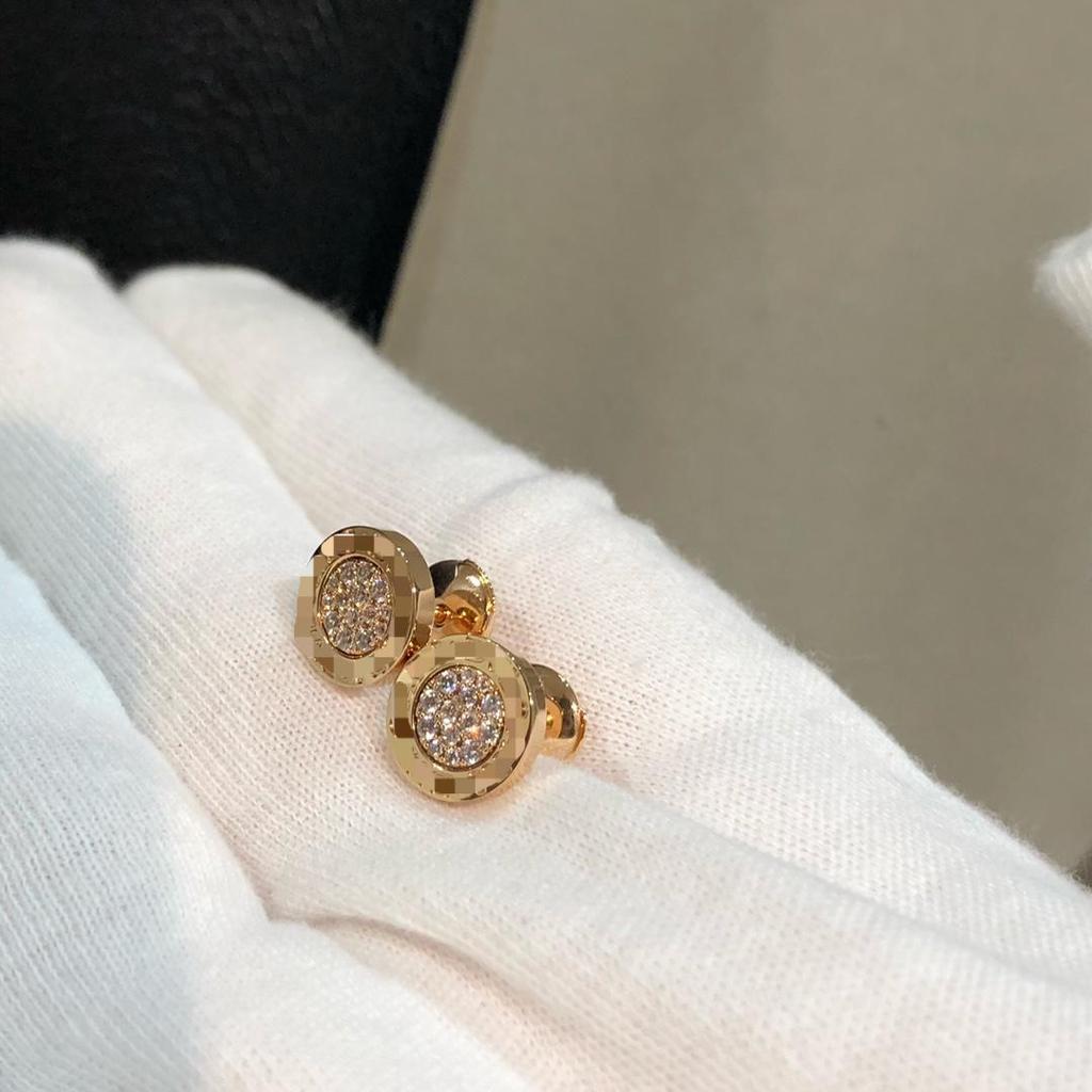 Round Cake Stud Earrings Electroplated 18K Rose Gold Couple Men and Women Round White Fritillary Black Agate Stud Earrings V Gold CNC Process