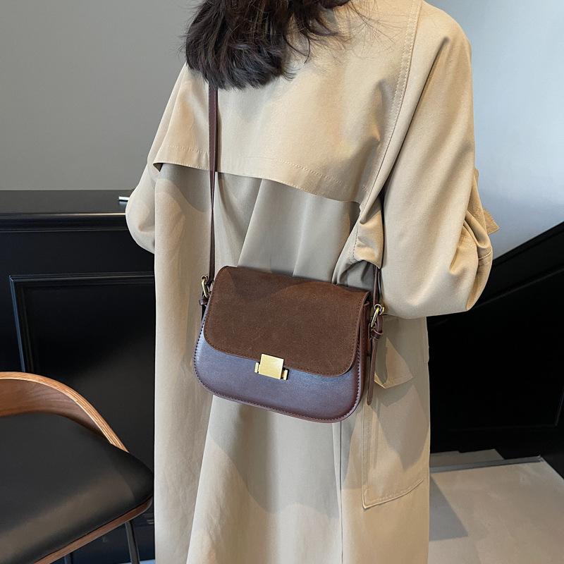 

Новая популярная сумка женская 2025 новая ретро мода высококлассная на одно плечо подмышечная сумка красная кроссбоди маленькая квадратная сумка 22*8*15 темно-коричневого