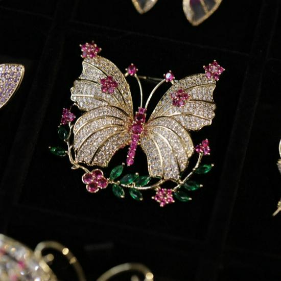 Bo Xin Yun High-End Red Plum Zirconia Brooch for Women s Fashionable Suit Accessories