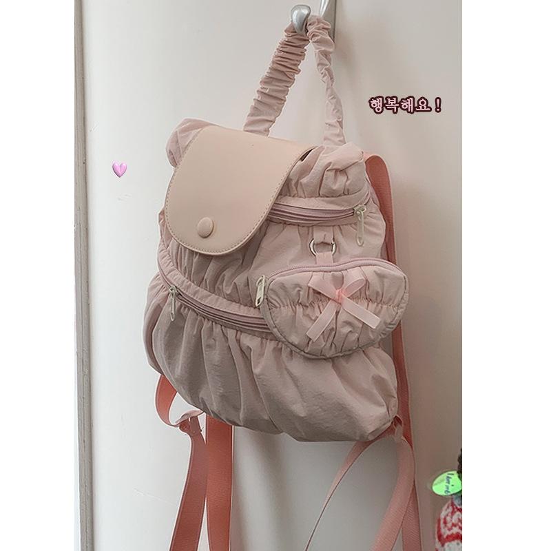 Ein trendiger und modischer plissierter lässiger Hand-Rucksack