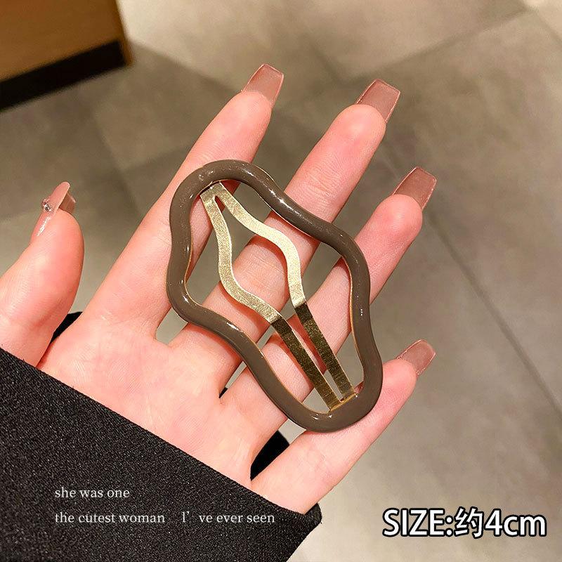 

Металлическая заколка для волос в форме облака Женская Y2k Сладкая полая заколка для секущихся волос Челка на лбу Боковые заколки Аксессуары для волос для девочек Ювелирные изделия One Size