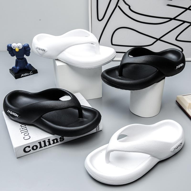 Fashion New Super Soft Men Trend New Summer Slippers EVA Soft Bottom Cloud Slides Light Beach Shoes Male Suitable Indoor and Outdoor