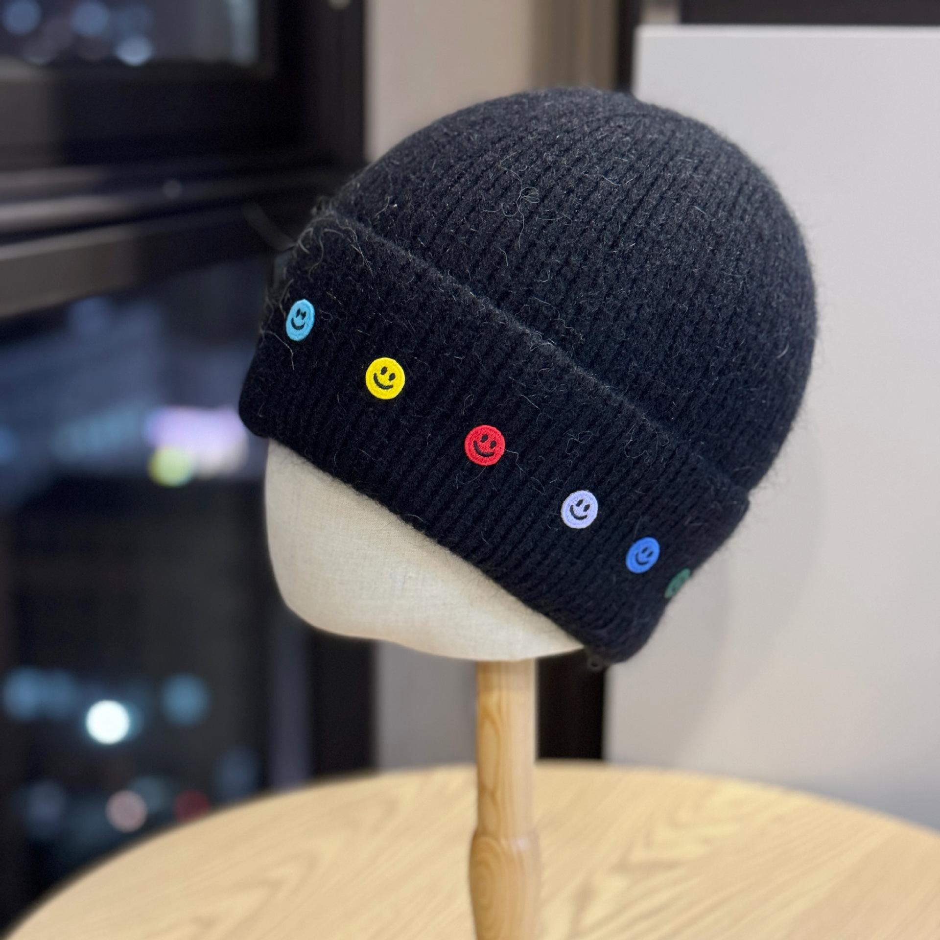 

Маленькая шерстяная шапка в корейском стиле с вышитым логотипом в виде смайлика из кроличьего меха для женщин на осень и зиму, утолщенная теплая вязаная шапка для мужчин one size