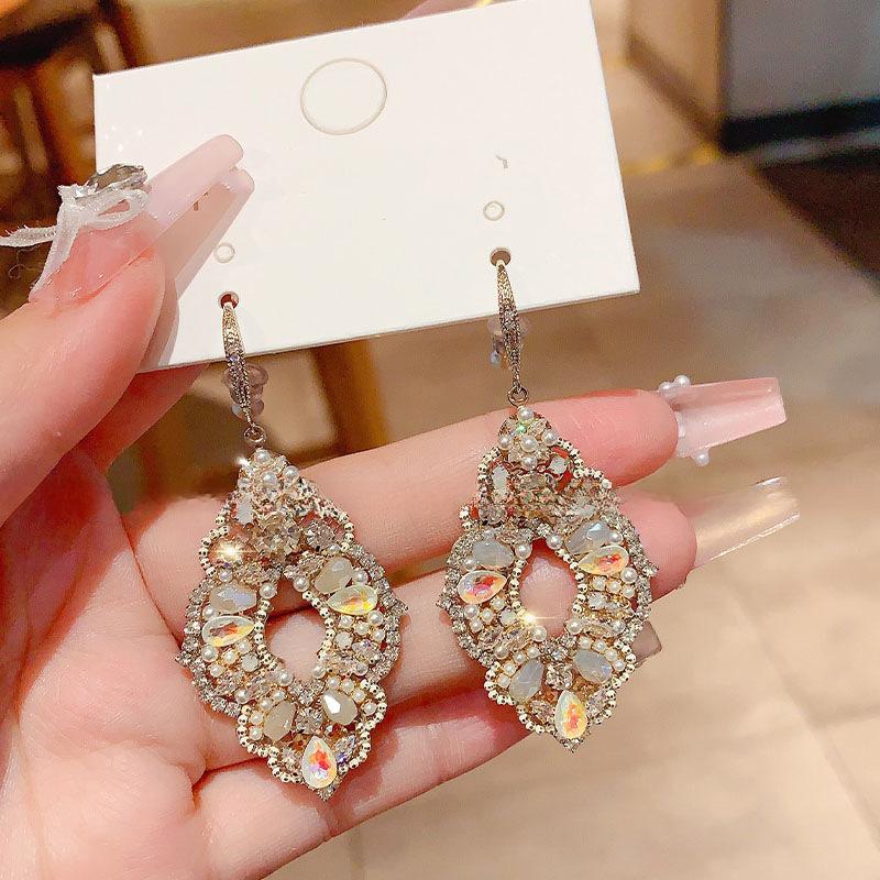 

Персонализированный полый дизайн Серьги с жемчугом Дизайн Высокий смысл Национальный стиль Уникальные ретро серьги 2025 Мода новинка