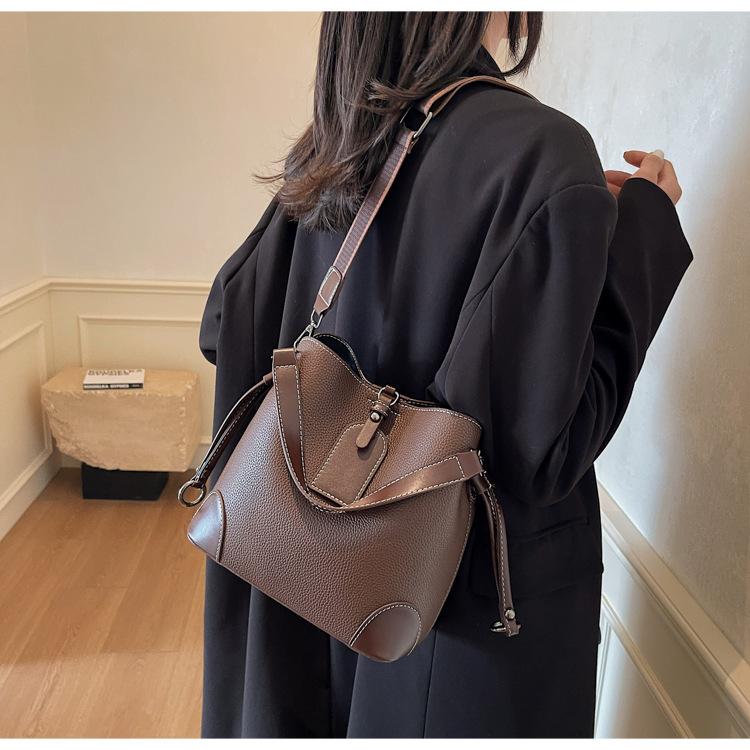 Popular Bags Women's Autumn and Winter Retro New Broadband Messenger Bags Niche Portable Bucket Bags
