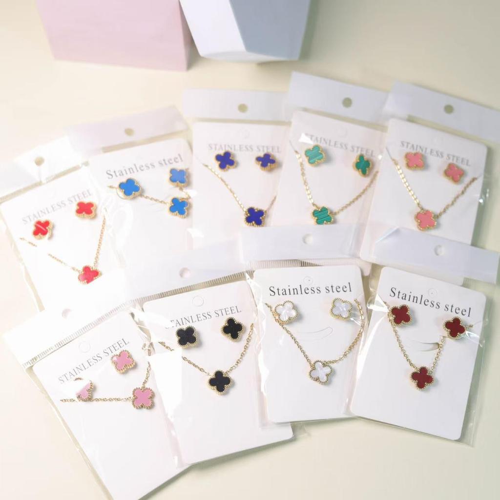 Set di Orecchini a Bottone e Collana con Quadrifoglio Fortunato - Versatile e Stiloso.