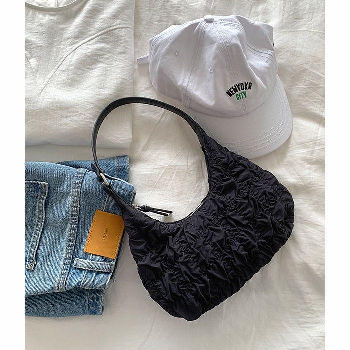 

Сумки в стиле «сливки» Девчачьи плиссированные сумки в форме облаков Стильные сумки на одно плечо в форме пельменей Летом Милые и классные сумки подмышками чёрный