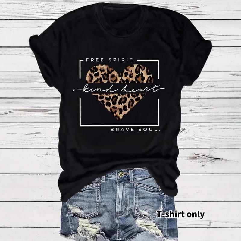 Ein neues lässiges T-Shirt mit Rundhalsausschnitt, lockerem Schnitt und kurzen Ärmeln, bedruckt mit Herzformen.