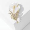 Elegante Federbrosche mit Zirkonsteinen für Damen – Raffiniertes Anzuganstecknadel-Accessoire