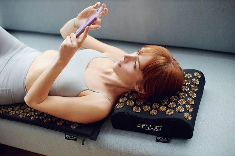 4FIZJO ERGO Akupressurmatte 68x42cm + Quadratisches Kissen Schwarz/Gold