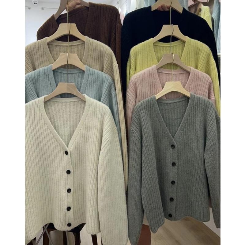 

Новый однотонный вязаный кардиган женский в полоску свободного ленивого стиля с V-образным вырезом на одной пуговице женская куртка-свитер average size чёрный