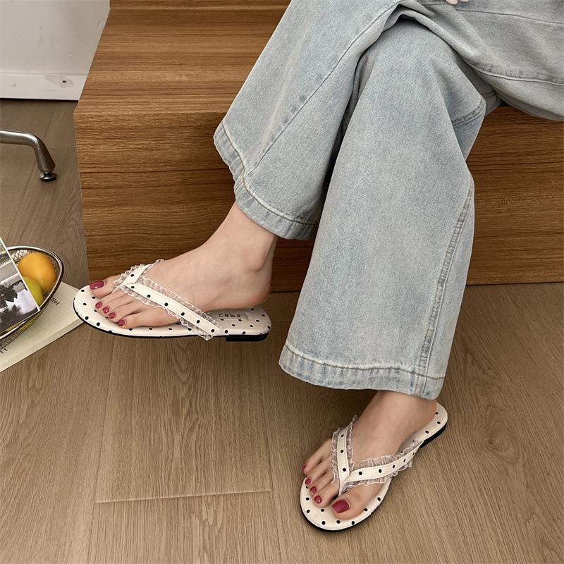 Silberne, hochwertige, rutschfeste Flip-Flops mit flacher Sohle – die perfekte Sommer-Oberbekleidung für Damen 2025. Neue, weiche, vielseitige und stylische Hausschuhe.