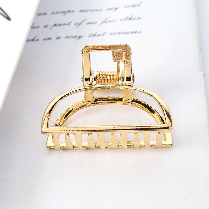 

Hollow Crown Metal Claw Clip - Celebrity-Inspired Hair Accessory for Women