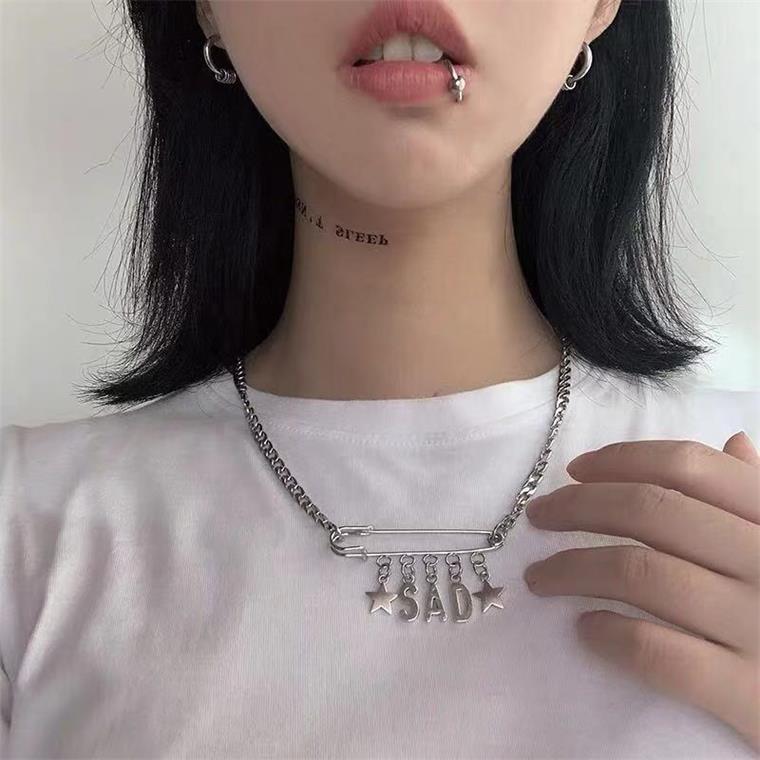 European & American Fashion Jewelry: Popular Star Necklace Brooch Alloy