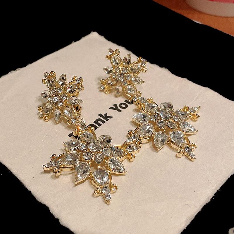 Sparkling Flower Pendant Earrings Paired with Teardrop Shaped Cubic Zirconia Zircon for Women's Birthday Party Gifts