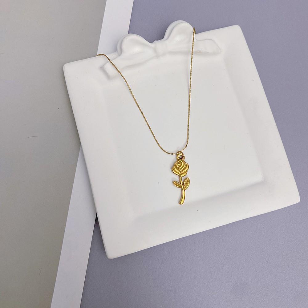 Elegante Collar Floral de Rosa 3D: Acero de Titanio Chapado en Oro de 18 Quilates, Diseño Francés Europeo
