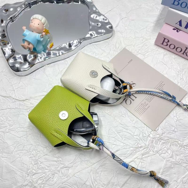 1Pcs Creative Bluetooth Earphone Bag Mini Cute Basket Bag Pendant High-Grade Leather Car Keychain Small Items Handbag