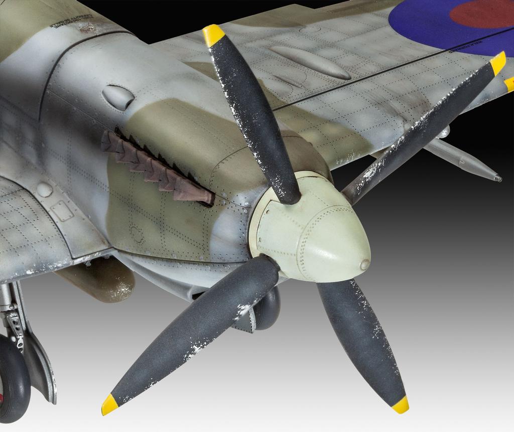 German Revell Royal Air Force Spitfire Plastic Model 03927 1/32 MK.9C