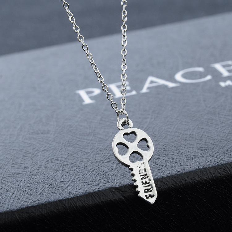 Decoration of versatile peach heart key best friends niche design necklace pair