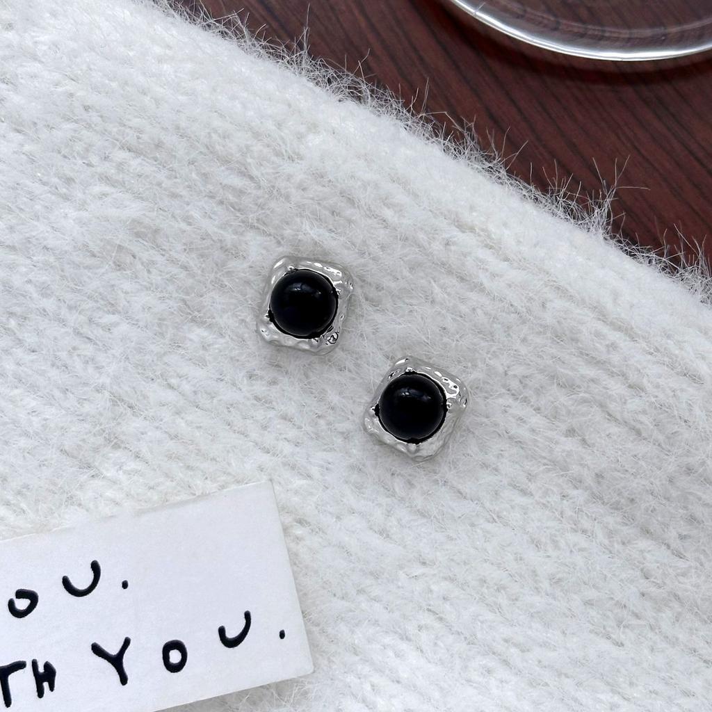 Retro Hepburn Style Black Pearl Earrings, Simple Metal Style High-End Geometric Square Texture Stud Earrings