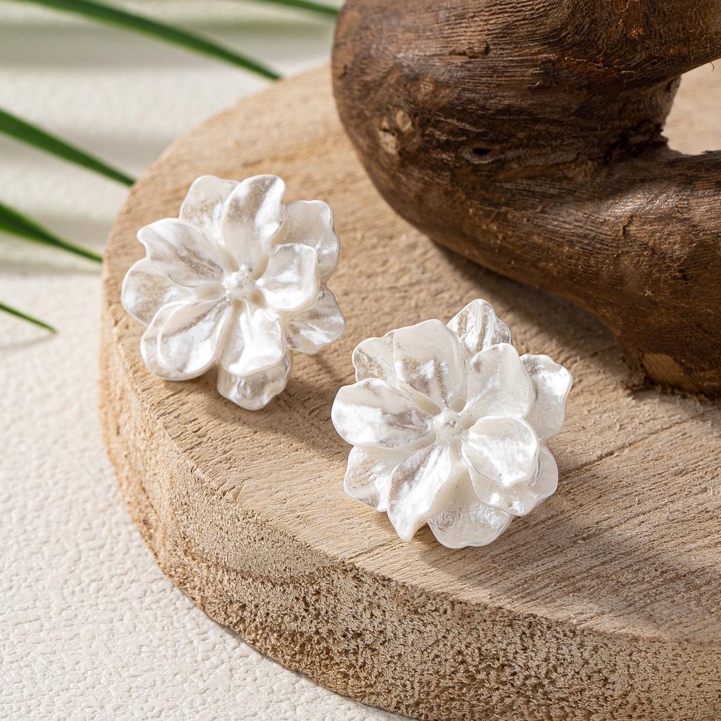 A Pair of able Resin Spring Flower Stud Earrings Jewelry