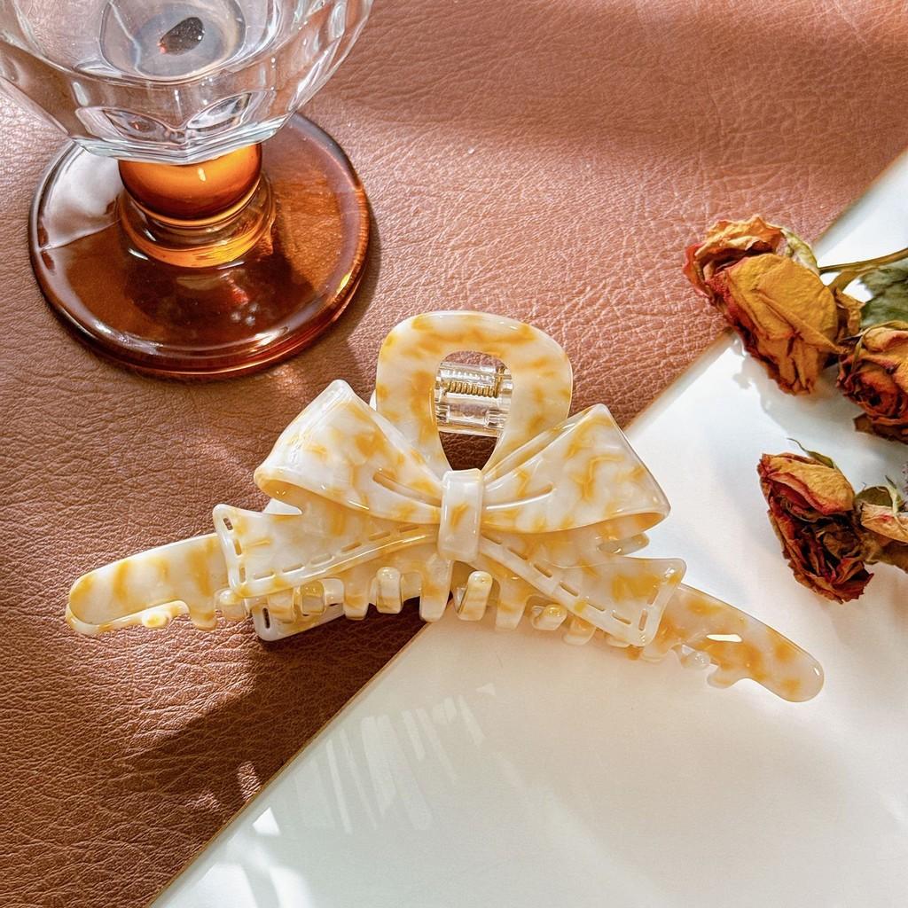 Stilvolle Acetat Haarspange mit Schleife und trendigen Streifen für fabelhafte Hochsteckfrisuren