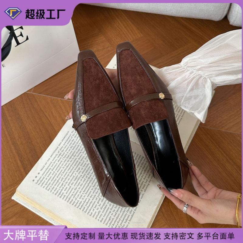 French retro single shoes women wear high-end pointed small leather shoes women's cream oilskin thick heel Mary Jane shoes women 2025