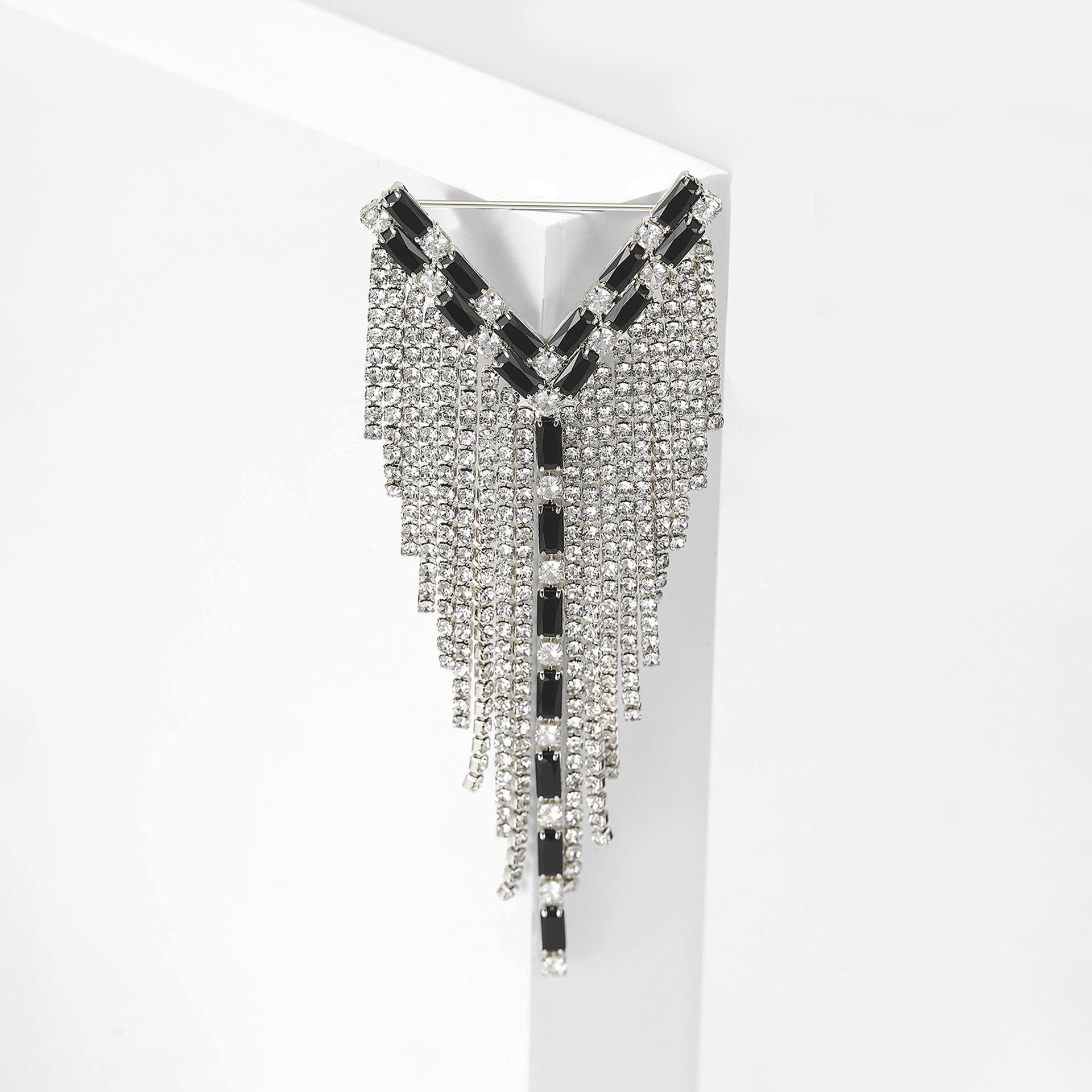 

Высококачественная брошь-цепочка в форме Y из сплава со стразами с элегантным характером для женских пальто, костюмов, нагрудных цветочных аксессуаров и булавки белый