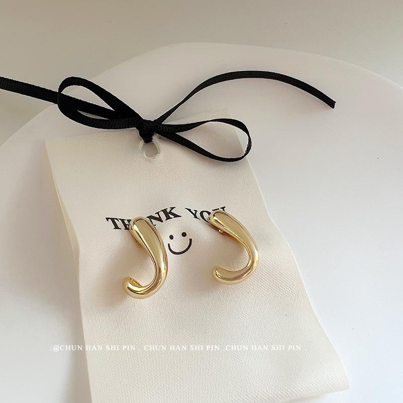 

Fashion retro J shape ear clips, mosquito coil disc earrings, personalized commuter earrings, geometric curved hooks, no pierced ear clips.