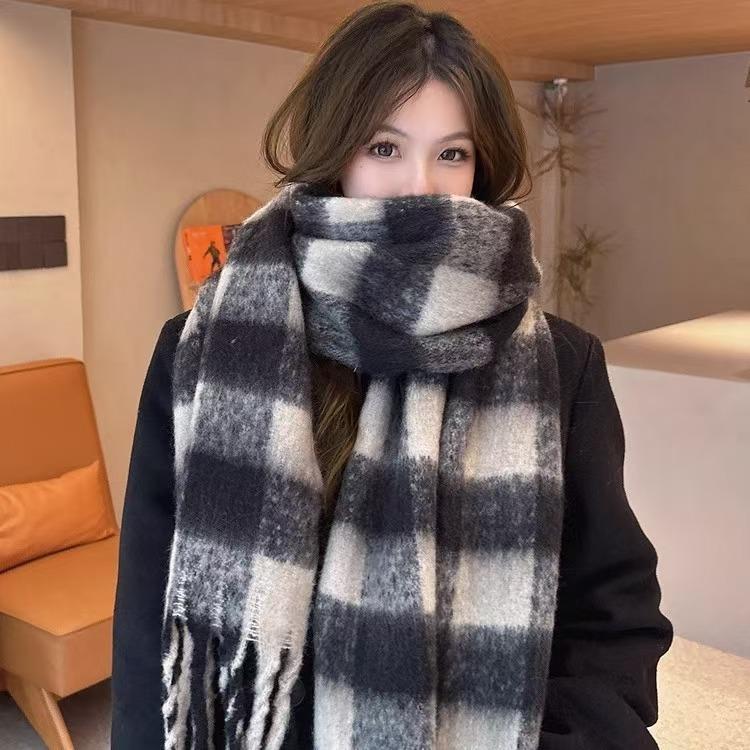 New Fashionable Versatile Knitted Scarf Winter Yu Shuxin Black and White Plaid Couple Cold Protection and Warm Women