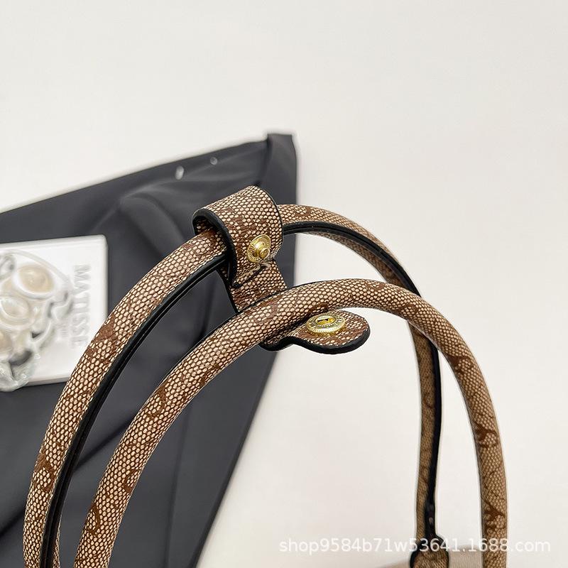 Guess Europäischer & Amerikanischer Stil Große Kapazität Bedruckt Geprägt Tragetasche - Damen Schulter- & Einkaufstasche mit Anhänger.