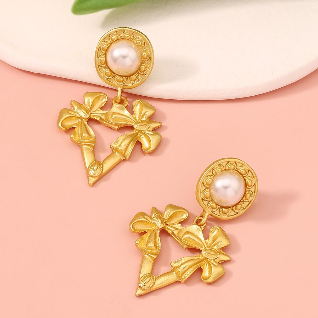 High-end, Light Luxury, Niche, Retro Fashion Trend, Retro Pearl Geometric Earrings, Stud Earrings and Other Accessories