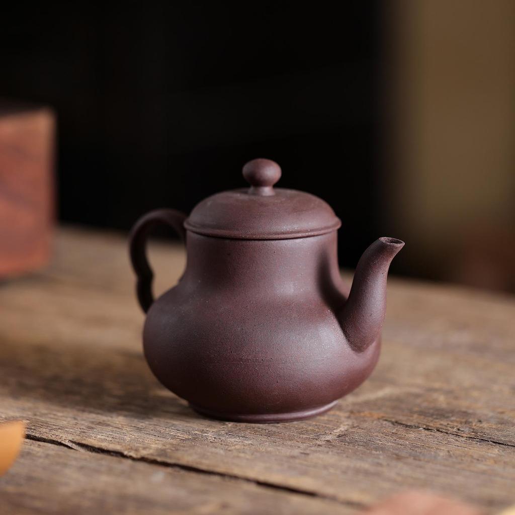 Purple Clay Gongfu Teapot: Handmade Retro Ceramic, High-Grade, Anti-Scald, Ideal for Home Tea Tasting.