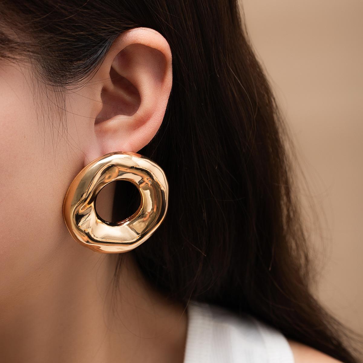 Irregular Hollow Round Stud Earrings Women S Light Luxury Niche High-End Metal Earrings Temperament Niche Earrings