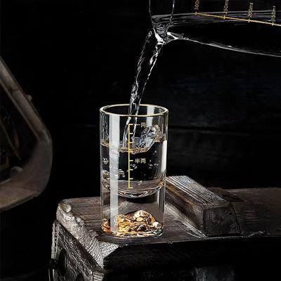 50ml/100ml Kreatives Goldener Berg Glasbecher Goldrand Likörkelch Spirituosenglas mit Skala Luxuriöse Chinesische Kristalltasse Haushalt