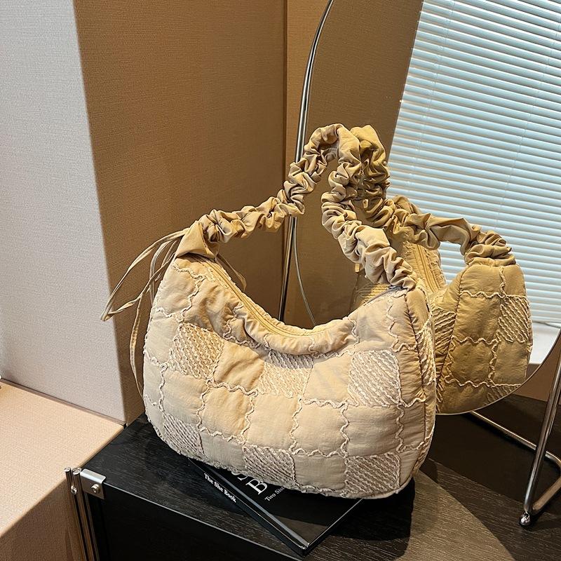 Autumn and winter cotton clothes messenger bag women's light and large-capacity new fashion and leisure versatile commuter tote bag