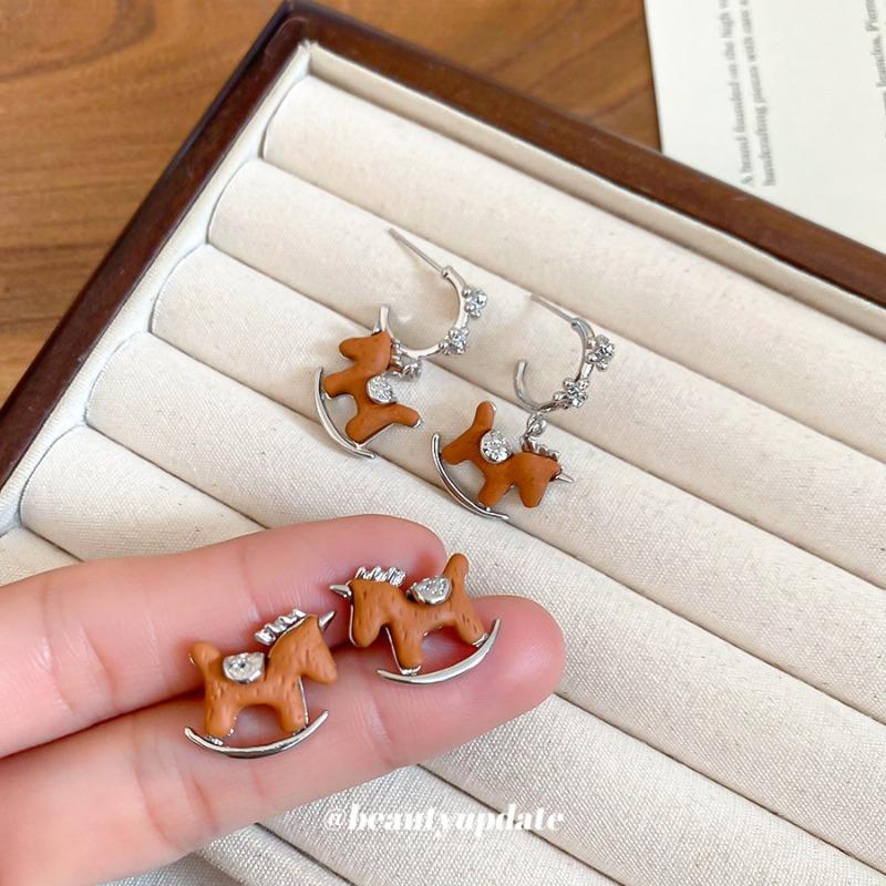 Silver needle resin Trojan horse pendant earrings autumn and winter high-end light luxury niche earrings new Chinese natal year earrings women