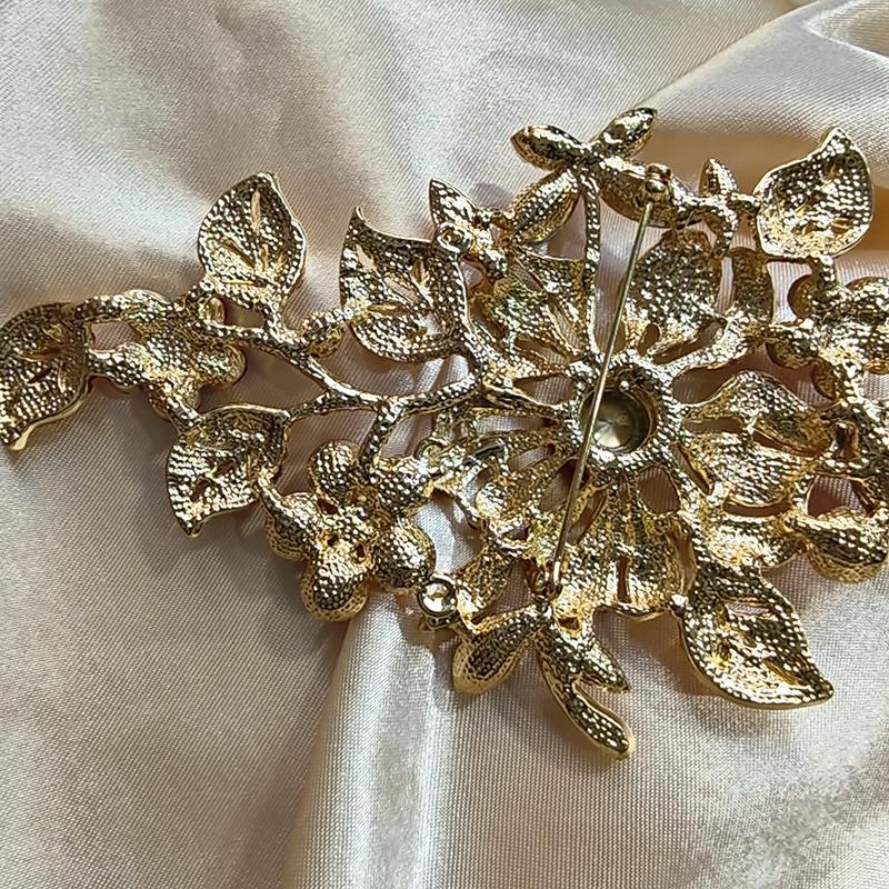 Shining Colorful Crystal Rose Flower Brooch Girls Party Clothing Pin Ladies Wedding Accessory