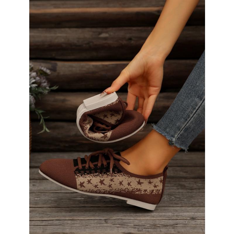 A Large-sized, Breathable, Two-tone, Front-lacing, Lightweight Sports Shoe for Women