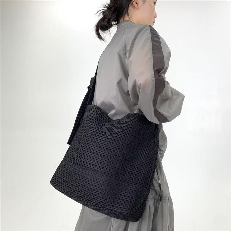 Women'S Solid Color Mesh Casual Shoulder Bag Large Capacity Retro Versatile Messenger Handbag